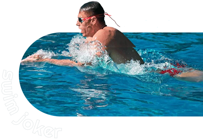 Der Schwimmtrainer Alexey Amosov schwimmt im Schwimmbad