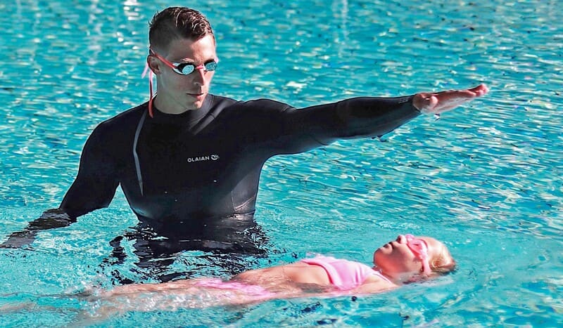 UND SIEKÖNNEN IHNEN NICHT DASSCHWIMMEN BEIBRINGEN