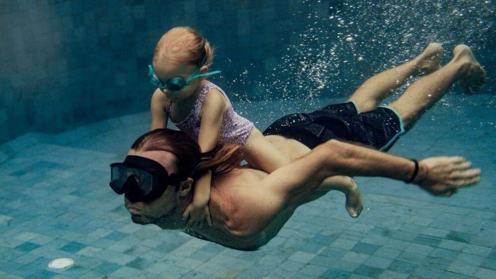SIND SIE GUT GENUG ALS SCHWIMMER, UM EINEM KIND IM WASSER ZU HELFEN, WENN ETWAS PASSIERT?