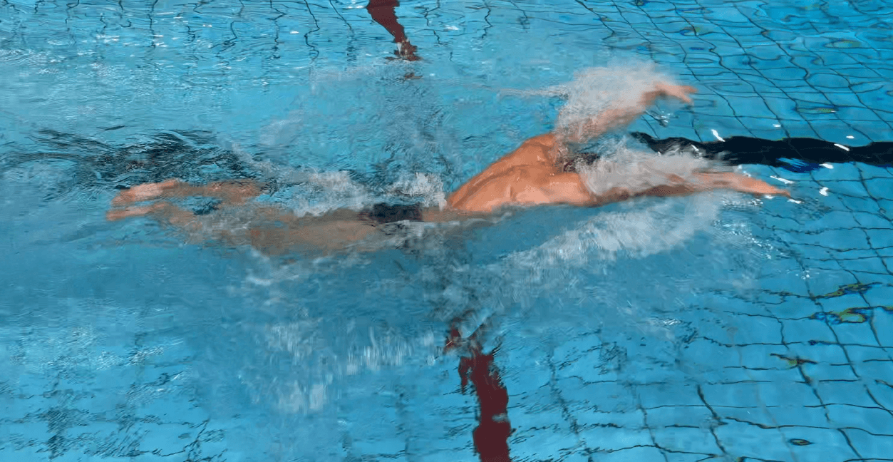 Beim Armschwung über Wasser bleiben die Arme gestreckt – vom Austritt bis zum Voreintauchen