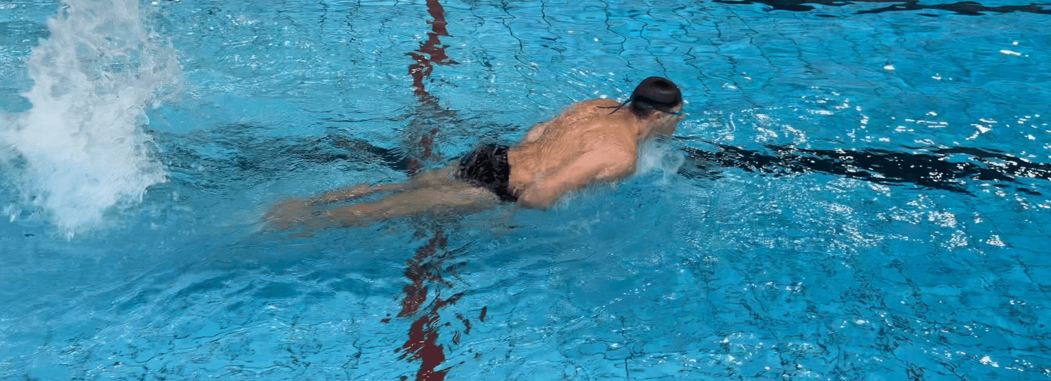 Der Kopf ist bereits über Wasser und holt Luft, wenn die Hände am Gürtel/bei den Hüften sind. Späteres Anheben stört den Rhythmus – die Zeit fürs Atmen fehlt