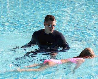 Während des Trainings bin ich mit dem Kind im Wasser